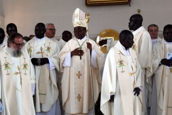  Biskup z kapłanami 