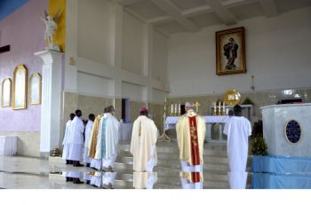  Zakończenie Mszy św. kapłani opuszczają prezbiterium 