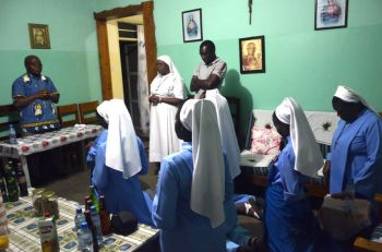  Błogosławieństwo Biskupa przed wyjazdem sióstr do Zambii 