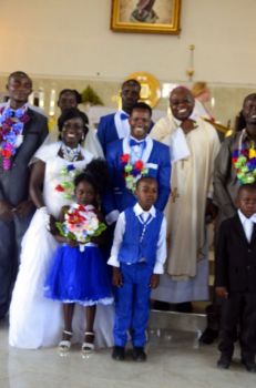  Pary małżeńskie z rodzinami i Biskupem 