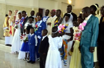  Wspólna fotografia nowożeńców z Biskupem i kapłanami 